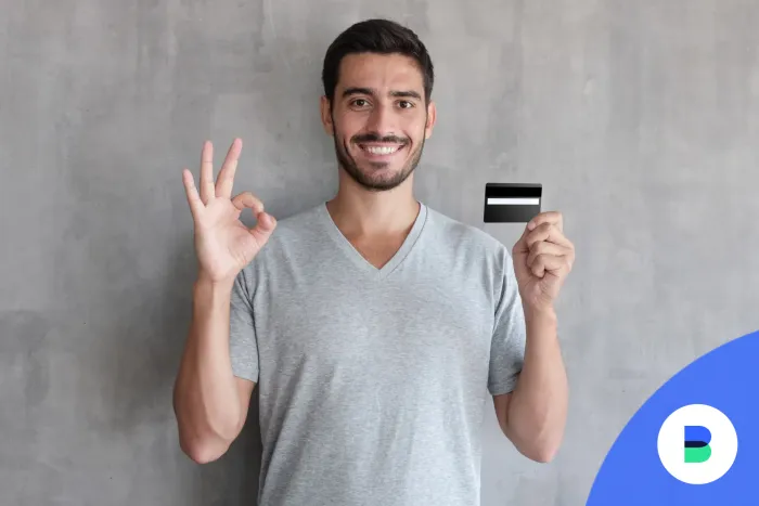 Ez a férfi nagyon boldog, mert összekötötte az egészségkártyáját a bankkártyájával