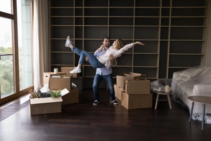 Csok pluszból vásárolt lakásban pakolja ki a dobozokat ez a boldog házaspár
