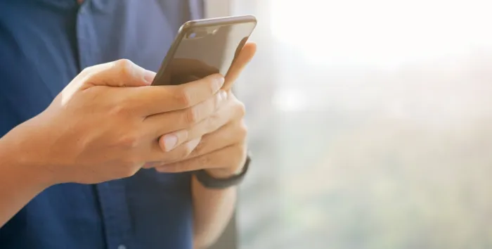 SMS lemondás menüpontot keresi egy férfi a mobiltelefonján